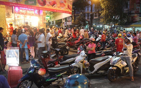 Người dân Sài Gòn xếp hàng dài chờ mua vịt quay, bánh mì ăn Tết Đoan Ngọ